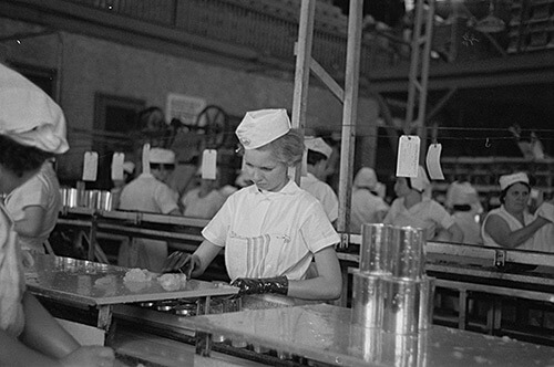 Arthur Rothstein. Sectioners at work canning grapefruit. About half of these girls are migrants. Winter Haven, Florida, January 1937. Library of Congress Prints and Photographs Division, FSA/OWI Black & White Negatives Collection, LC-USF33- 002369-M4.