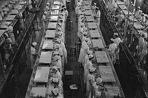 Arthur Rothstein. At work in the grapefruit canning plant at Winter Haven, Florida, January 1937. Library of Congress Prints and Photographs Division, FSA/OWI Black & White Negatives Collection, LC-USF33- 002368-M1.