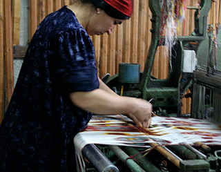 Mary E. Frederickson, Tying ends, Margilan, Uzbekistan, 2006.