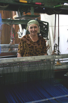 Mary E. Frederickson, Weaving silk and cotton, Margilan, Uzbekistan, 2006.