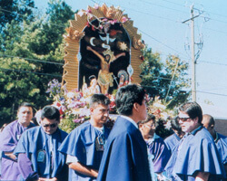 Procession for the Peruvian celebration of the feast day of El Señor de los Milagros. Doraville, Georgia. Photo by Mary Odem, 2000
