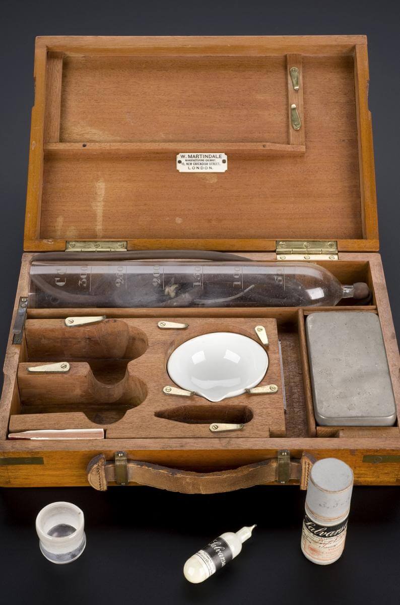 Salvarsan treatment kit for syphilis, Germany, ca. 1909. Photo by the Wellcome Trust Wellcome Images. Courtesy of Wikimedia Commons. Creative Commons license CC BY 4.0