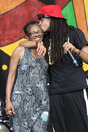 Dee-1 with his mother, New Orleans, Louisiana, April 25, 2014. Photograph by Flickr user kowarski. Courtesy of kowarski, Creative Commons License CC-BY 2.0.