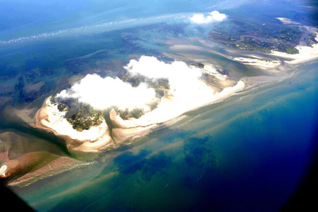 Jeff Warren, Oil on the Chandeleur Islands from a plane, Off the coast of Louisiana, 2010.