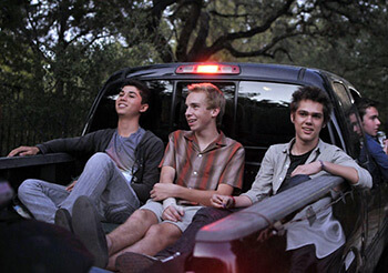 Mason Jr. (Ellar Coltrane) hangs out with friends in a truck bed, 2014. © IFC Films.