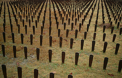 A symbolic representation of the more than 25,000 patients buried in unmarked graves on the Central State Hospital grounds in Milledgeville, Georgia. Photograph by John Kloepper. Creative Commons Liscense CC-BY-3.0.