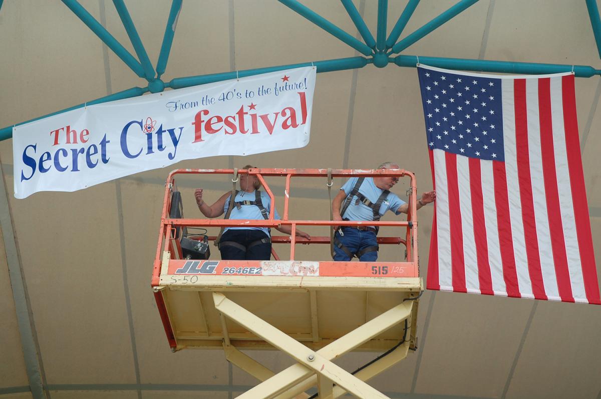 Oak Ridge city employees Debbie Palmer, left, and Mike Brooks prepare the outdoor pavilion, Oak Ridge, Tennessee, June 2015. Photograph by Bob Fowler. Courtesy of Knoxville News Sentinel.